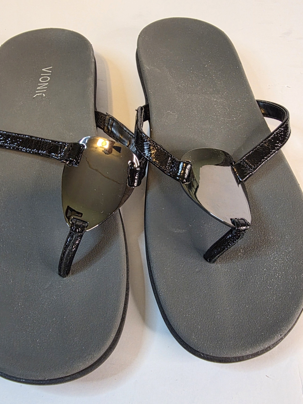 Vionic Raysa Black Leathet Patent T-Strap Flip Flop Sandals Size 7